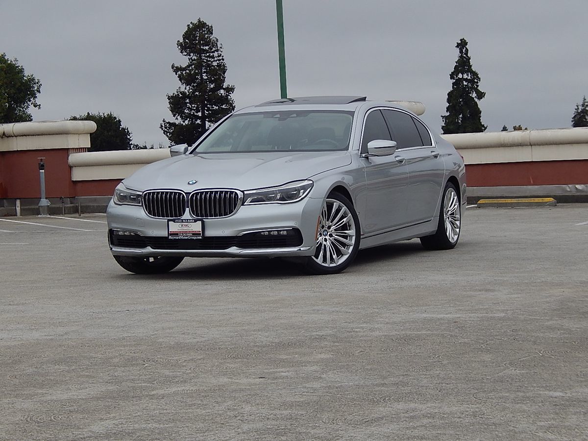 Photo 3 of this BMW 7 Series