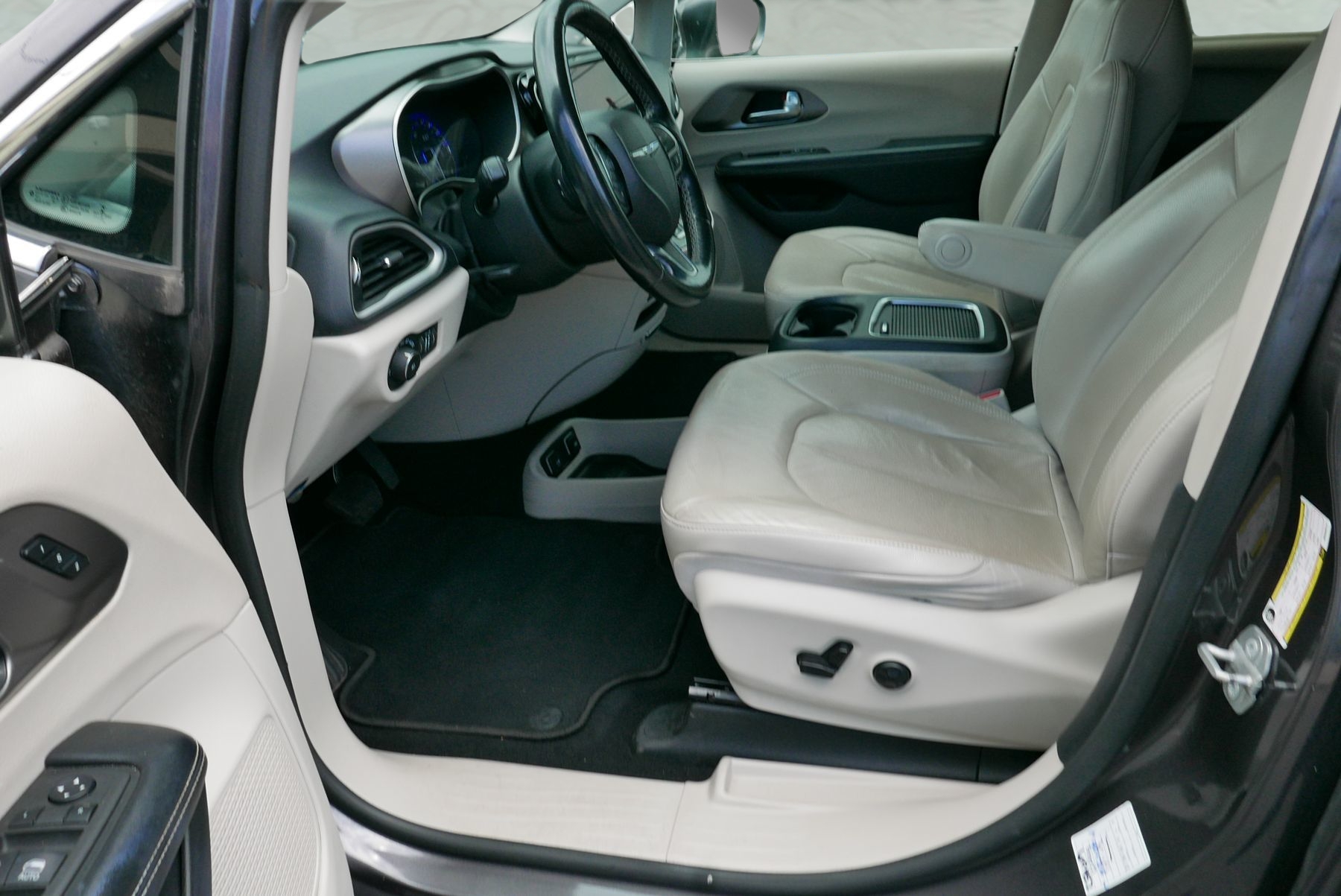 2021 Chrysler Pacifica Touring L photo 9
