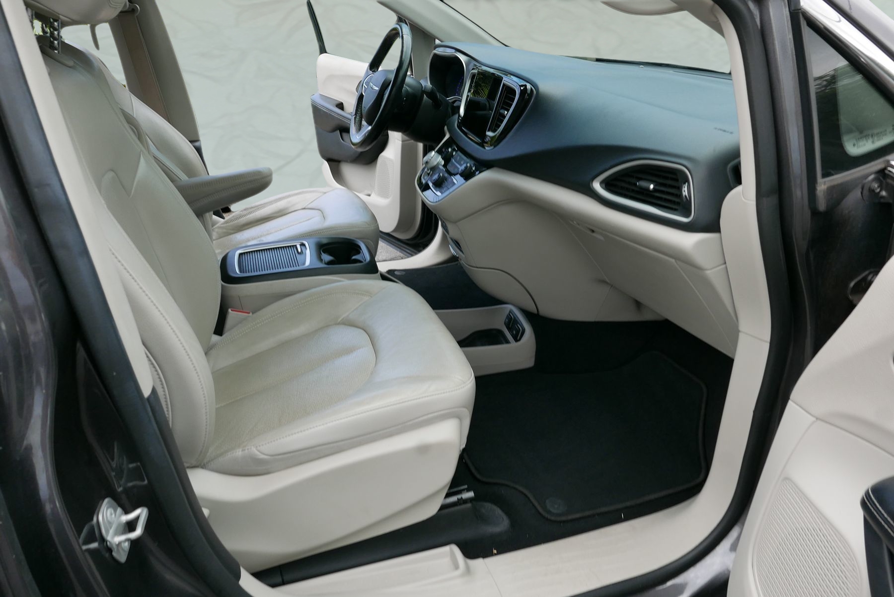 2021 Chrysler Pacifica Touring L photo 10