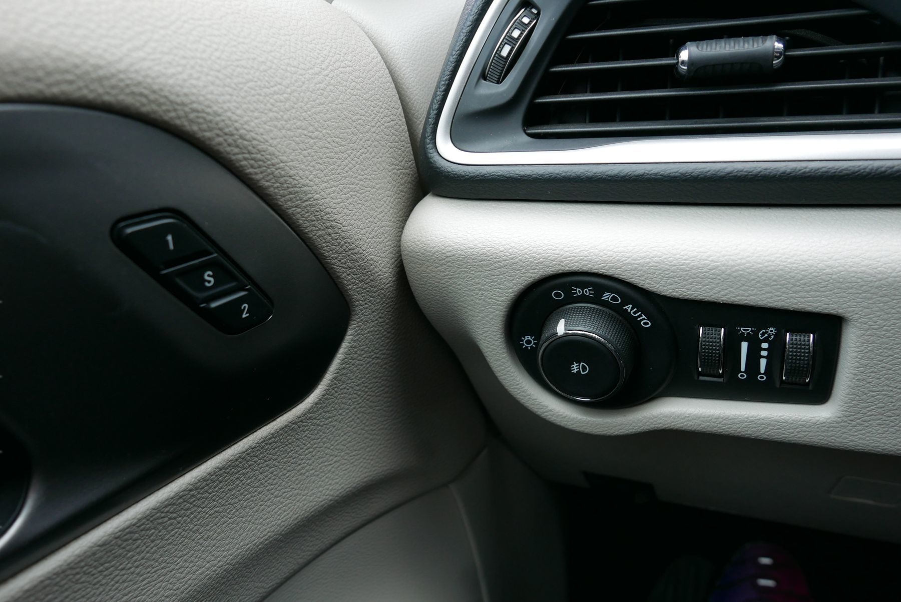 2021 Chrysler Pacifica Touring L photo 16