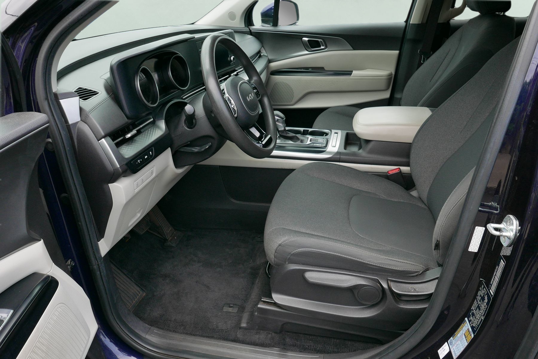 2022 Kia Carnival LX - Photo 9