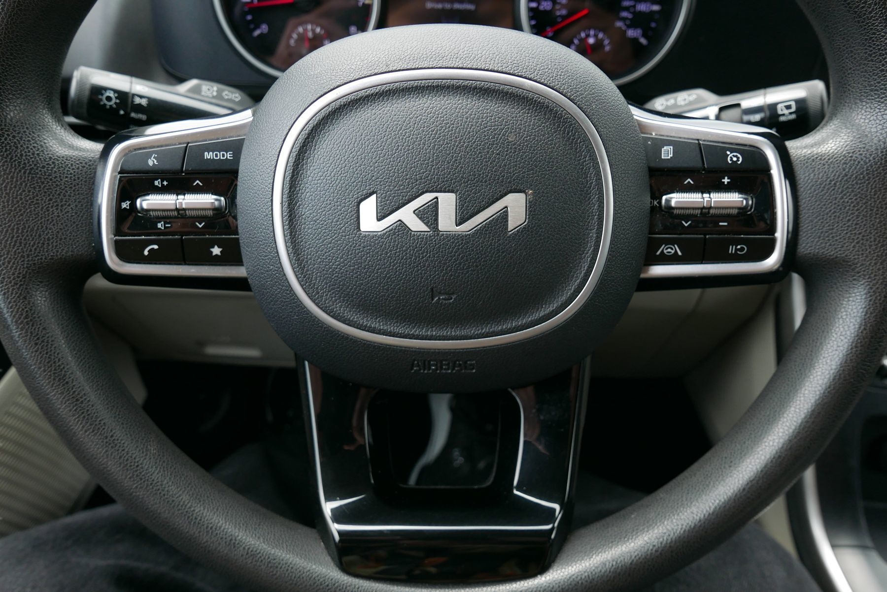 2022 Kia Carnival LX - Photo 15