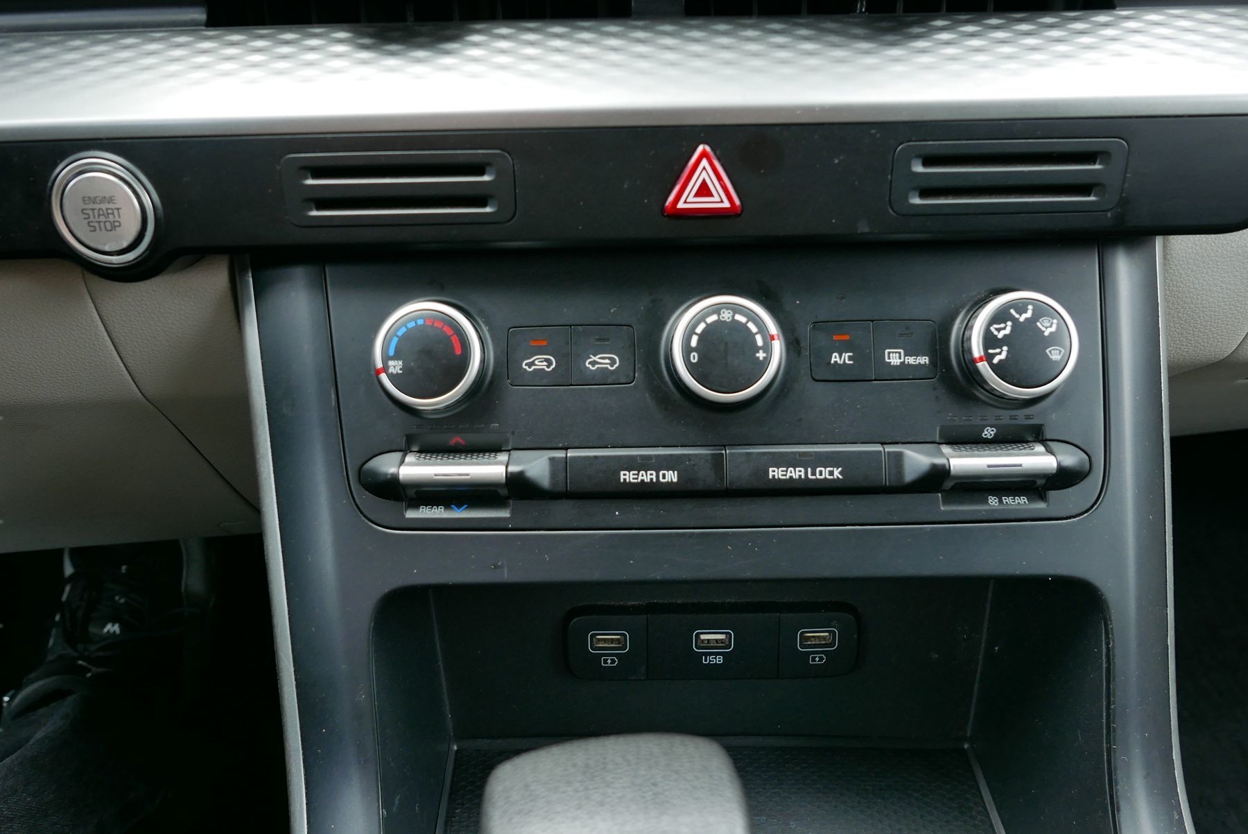 2022 Kia Carnival LX - Photo 22