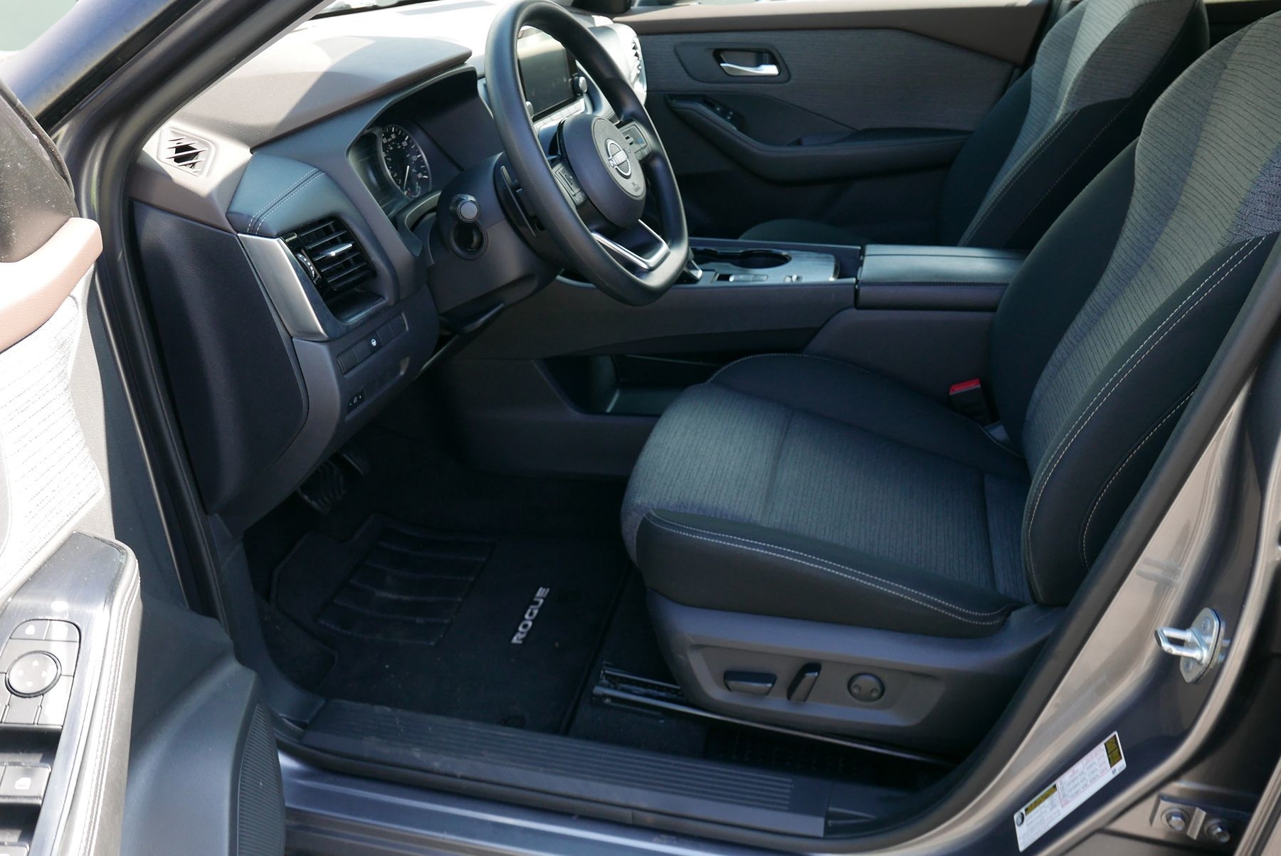 2022 Nissan Rogue SV photo 9
