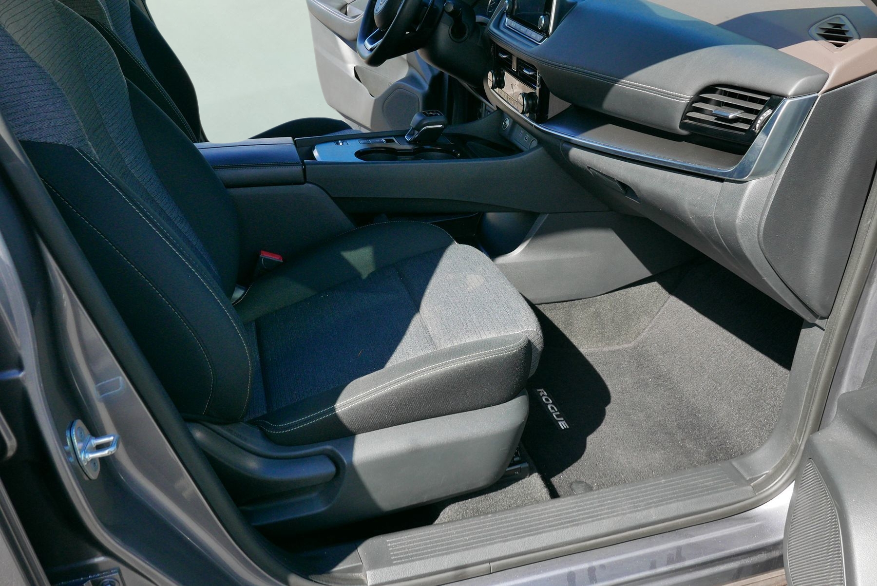 2022 Nissan Rogue SV photo 11