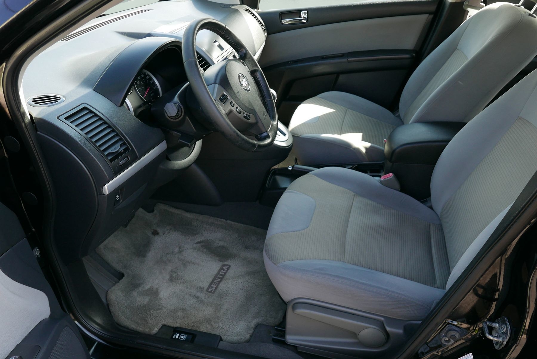 2012 Nissan Sentra 2.0 SR photo 9
