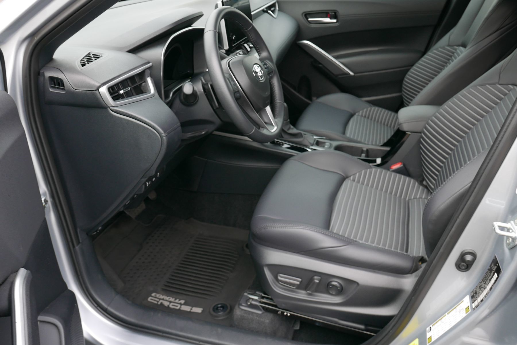 2024 Toyota Corolla Cross Hybrid XSE photo 9