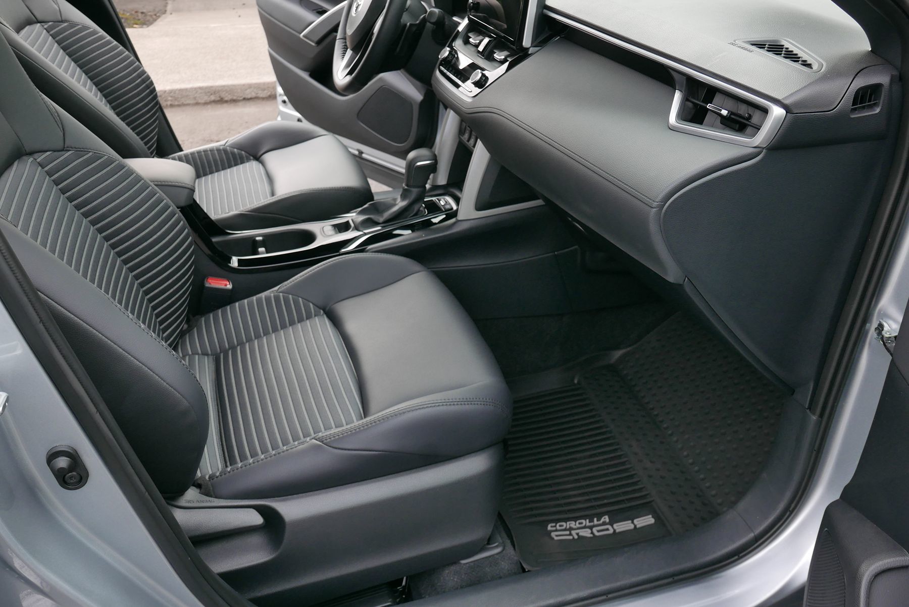 2024 Toyota Corolla Cross Hybrid XSE photo 11