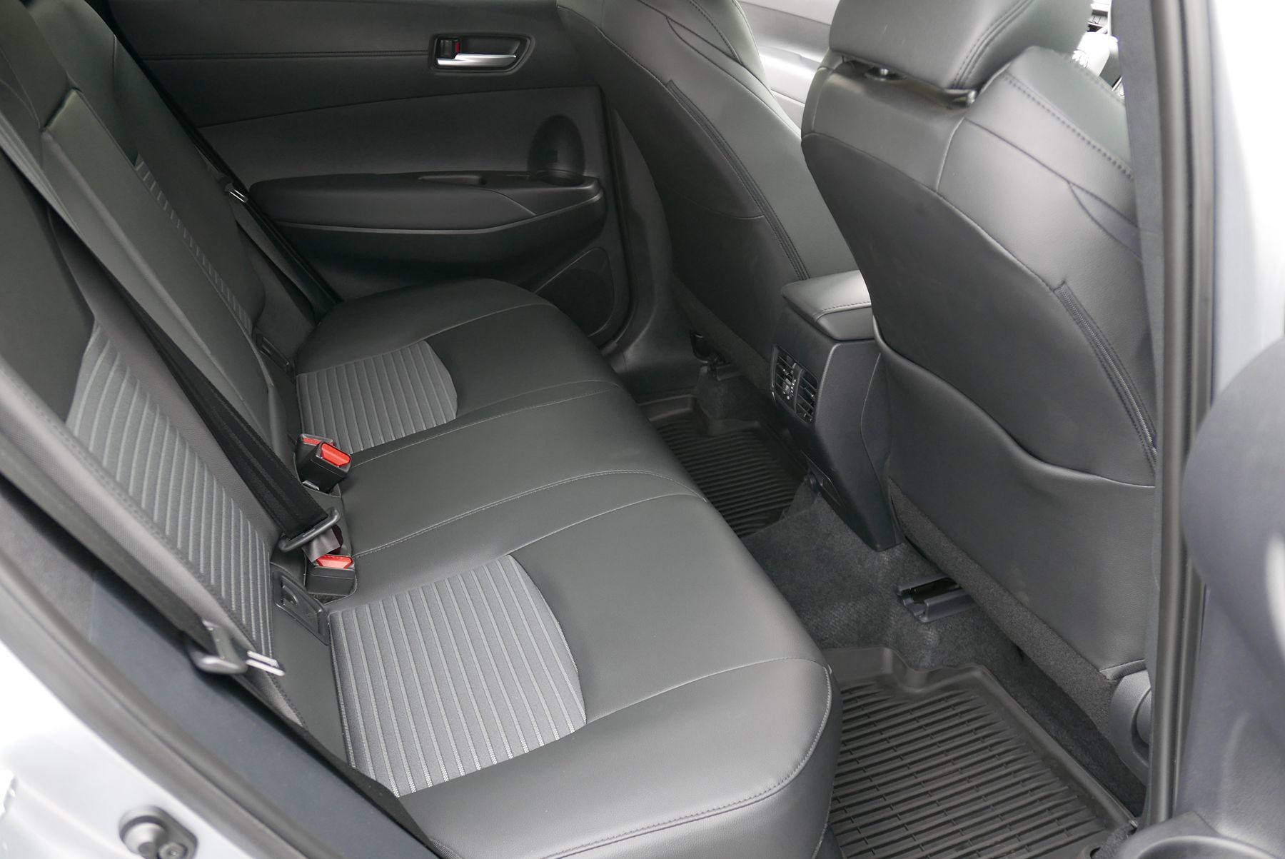 2024 Toyota Corolla Cross Hybrid XSE photo 12