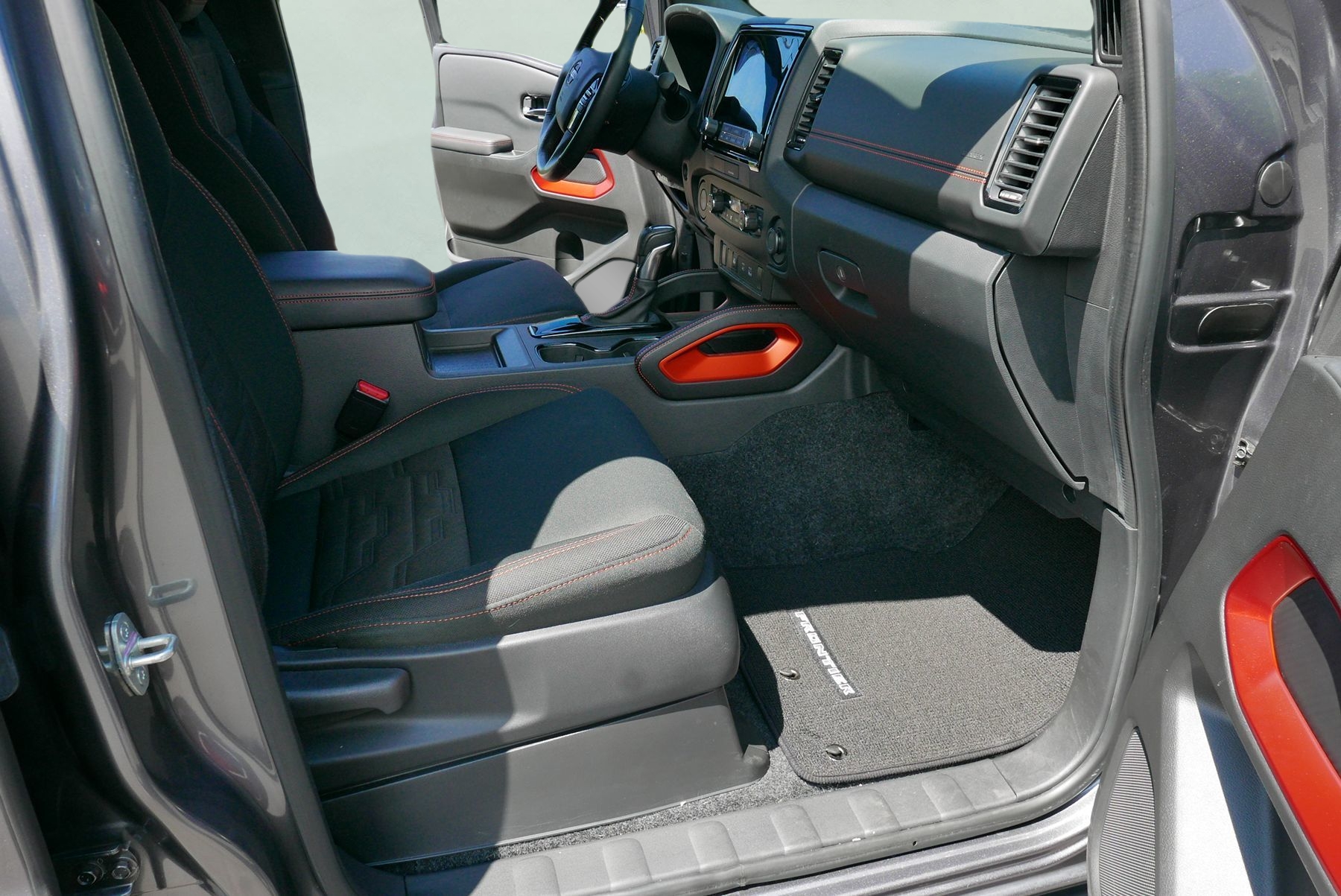 2022 Nissan Frontier PRO-X photo 11