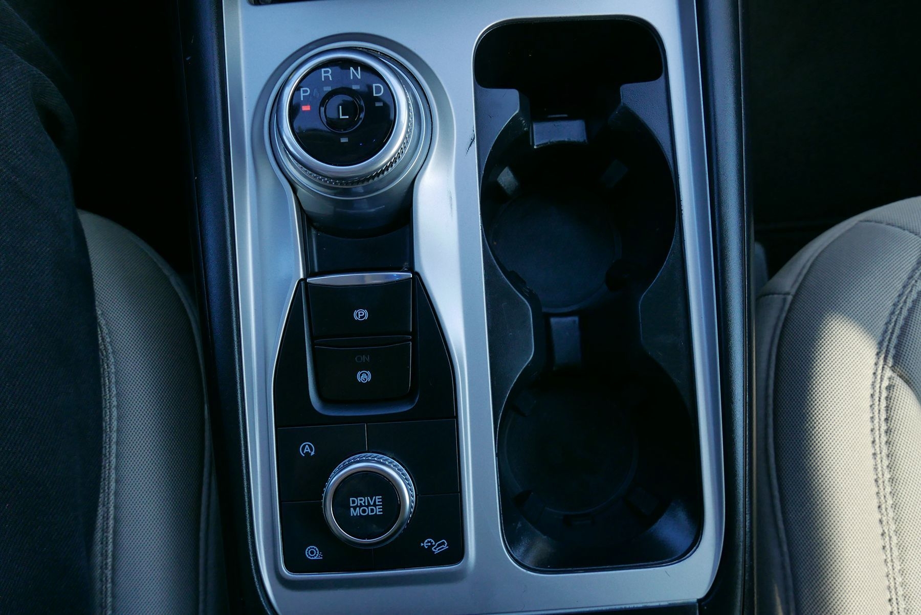2022 Ford Explorer Base photo 22
