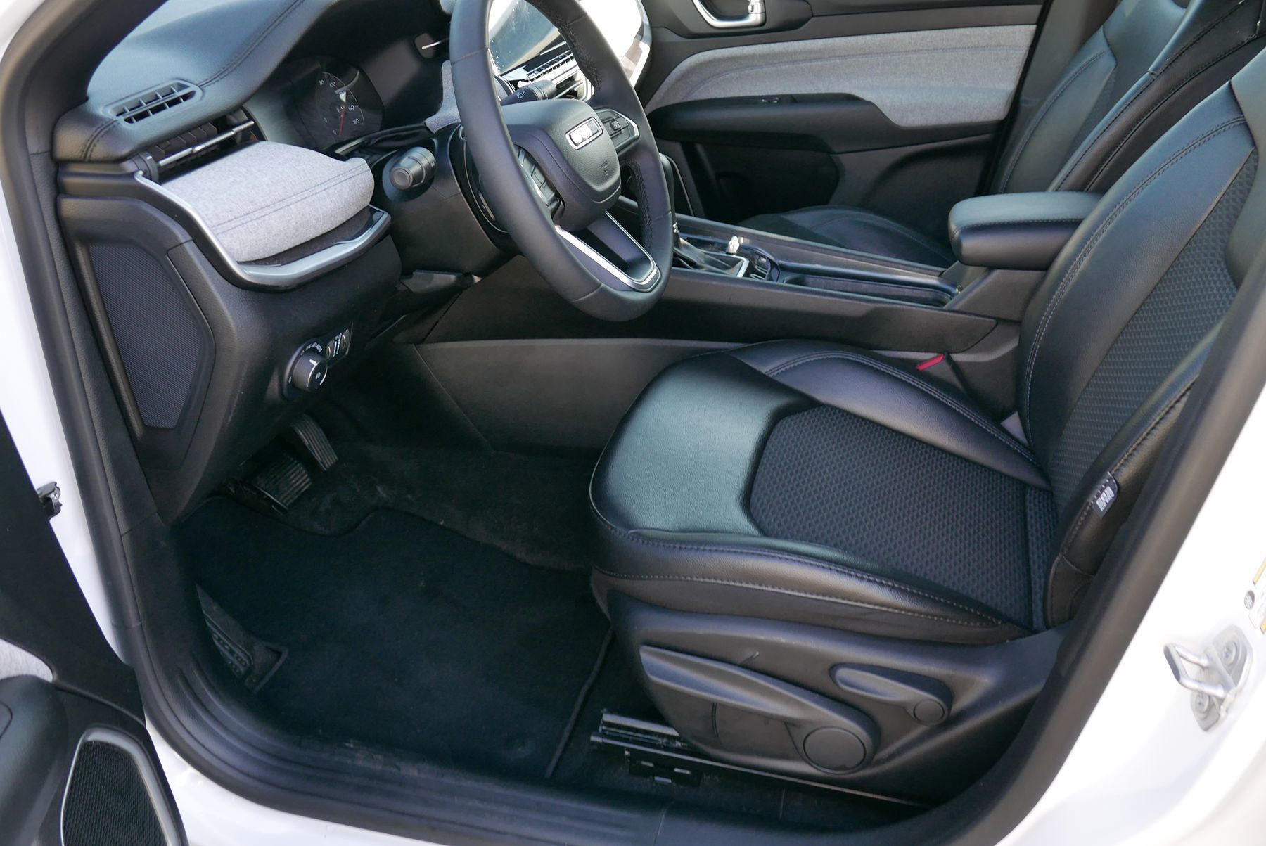 2023 Jeep Compass Latitude photo 8