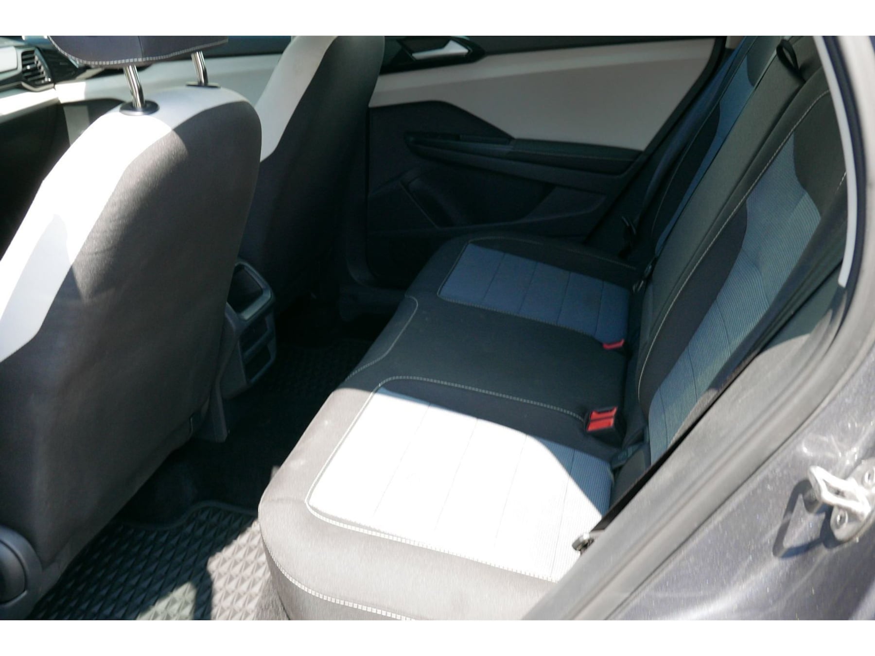 Volkswagen Taos photo 3