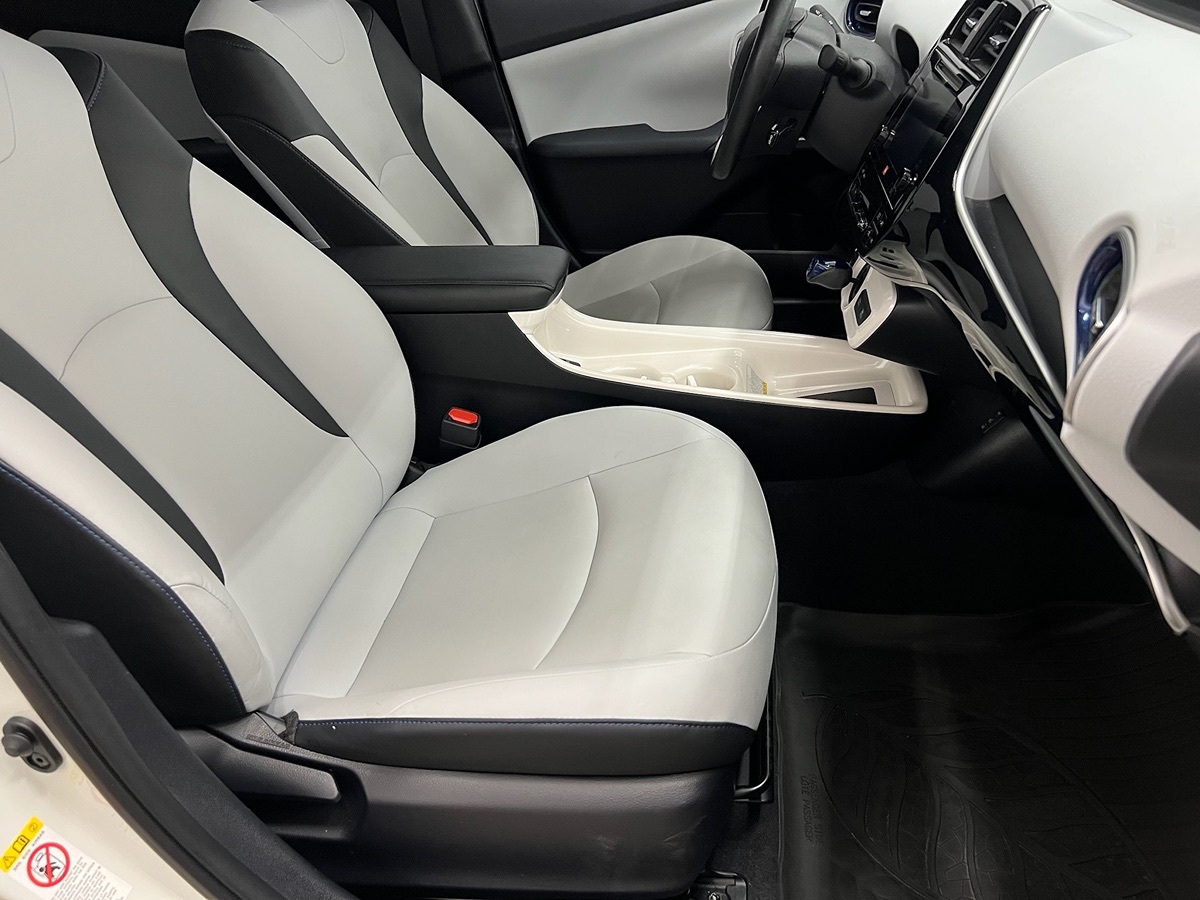 2017 Toyota Prius Four photo 2