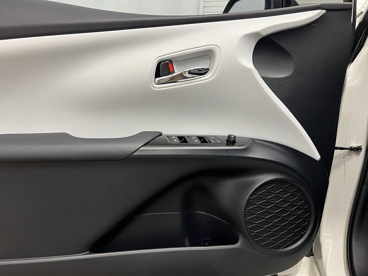 2017 Toyota Prius Four photo 6