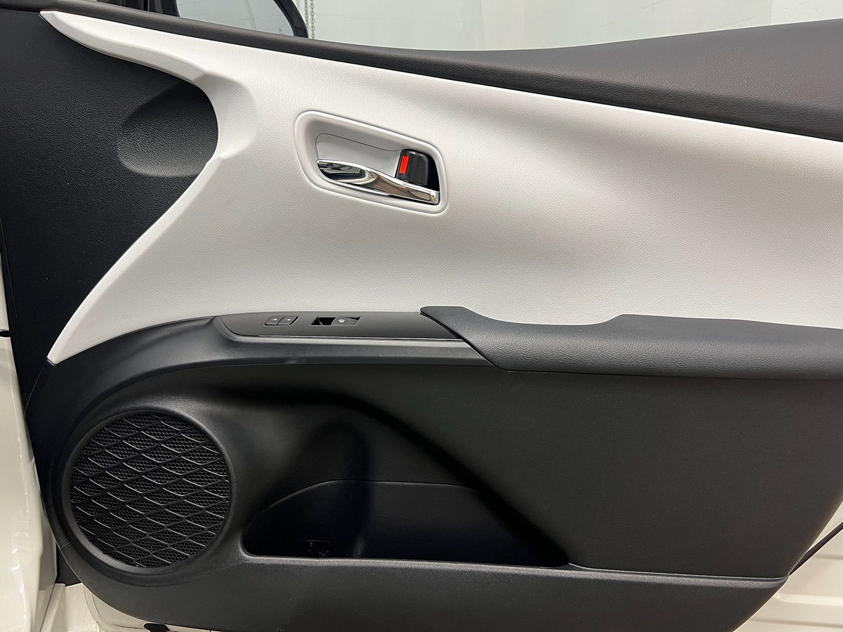 2017 Toyota Prius Four photo 11