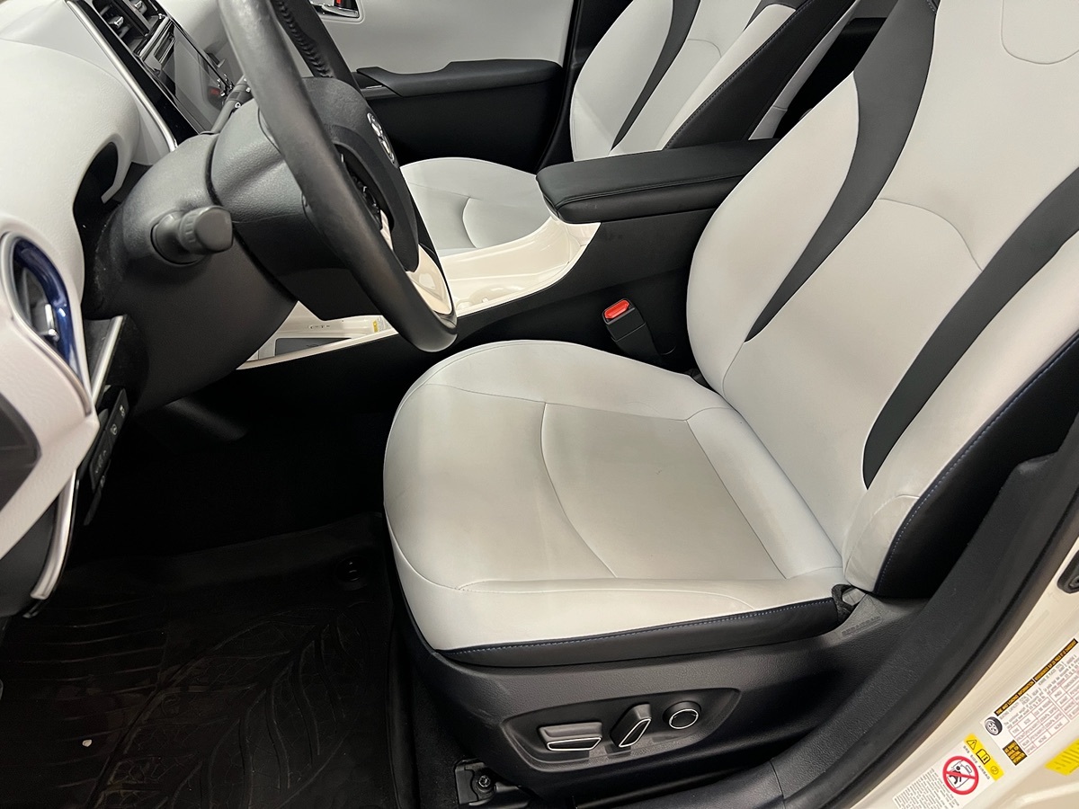 2017 Toyota Prius Four photo 12
