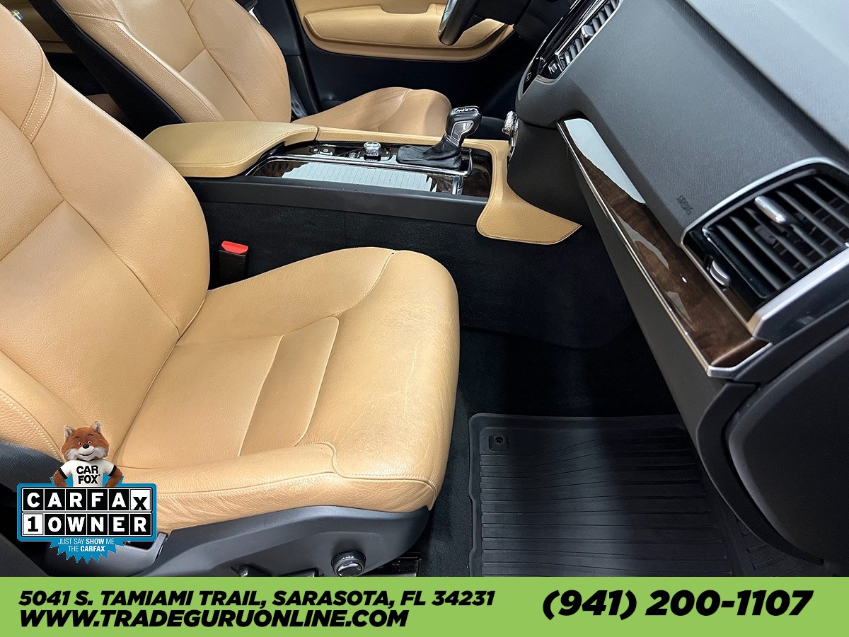 2016 Volvo XC90 T6 Momentum photo 10