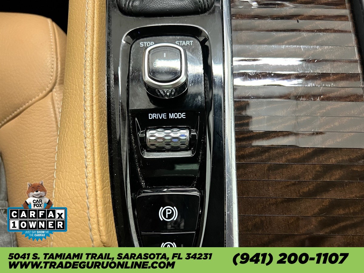2016 Volvo XC90 T6 Momentum photo 24