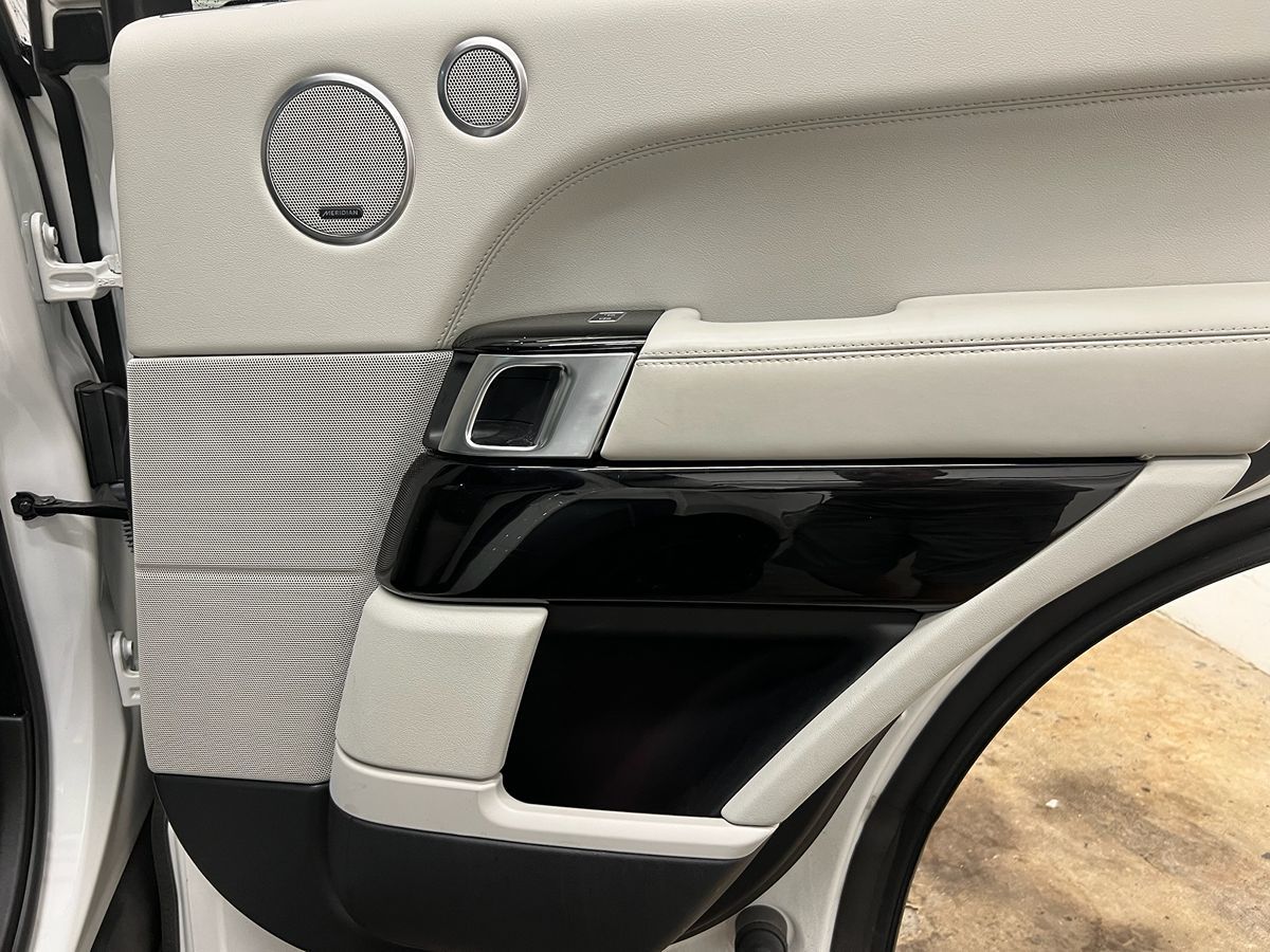 2017 Land Rover Range Rover HSE photo 9
