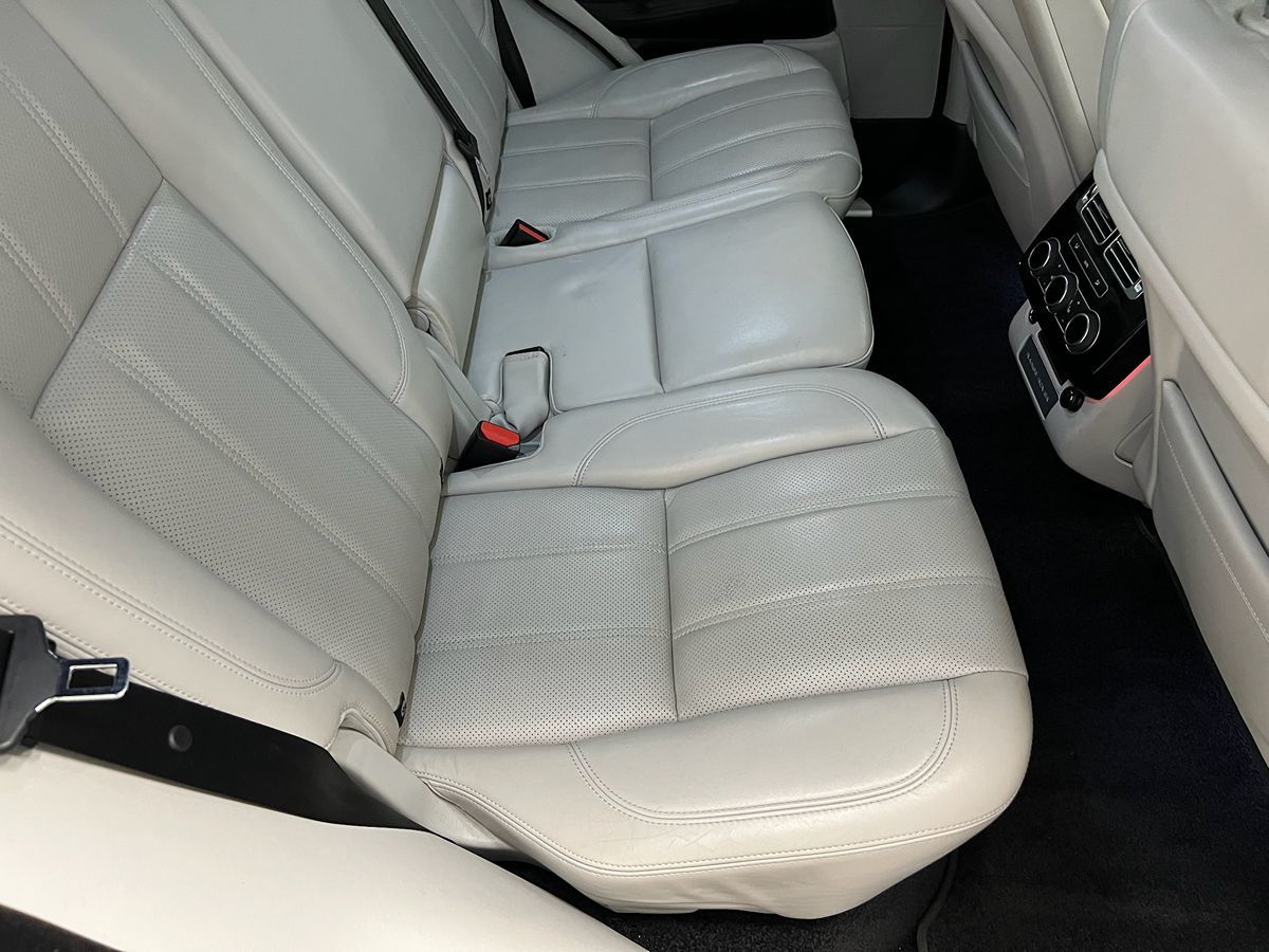 2017 Land Rover Range Rover HSE photo 8