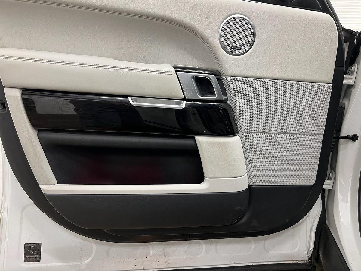 2017 Land Rover Range Rover HSE photo 14
