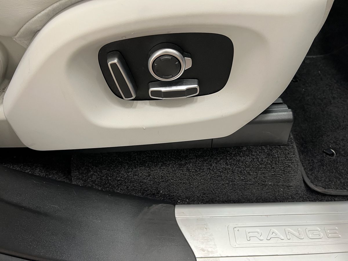 2017 Land Rover Range Rover HSE photo 16