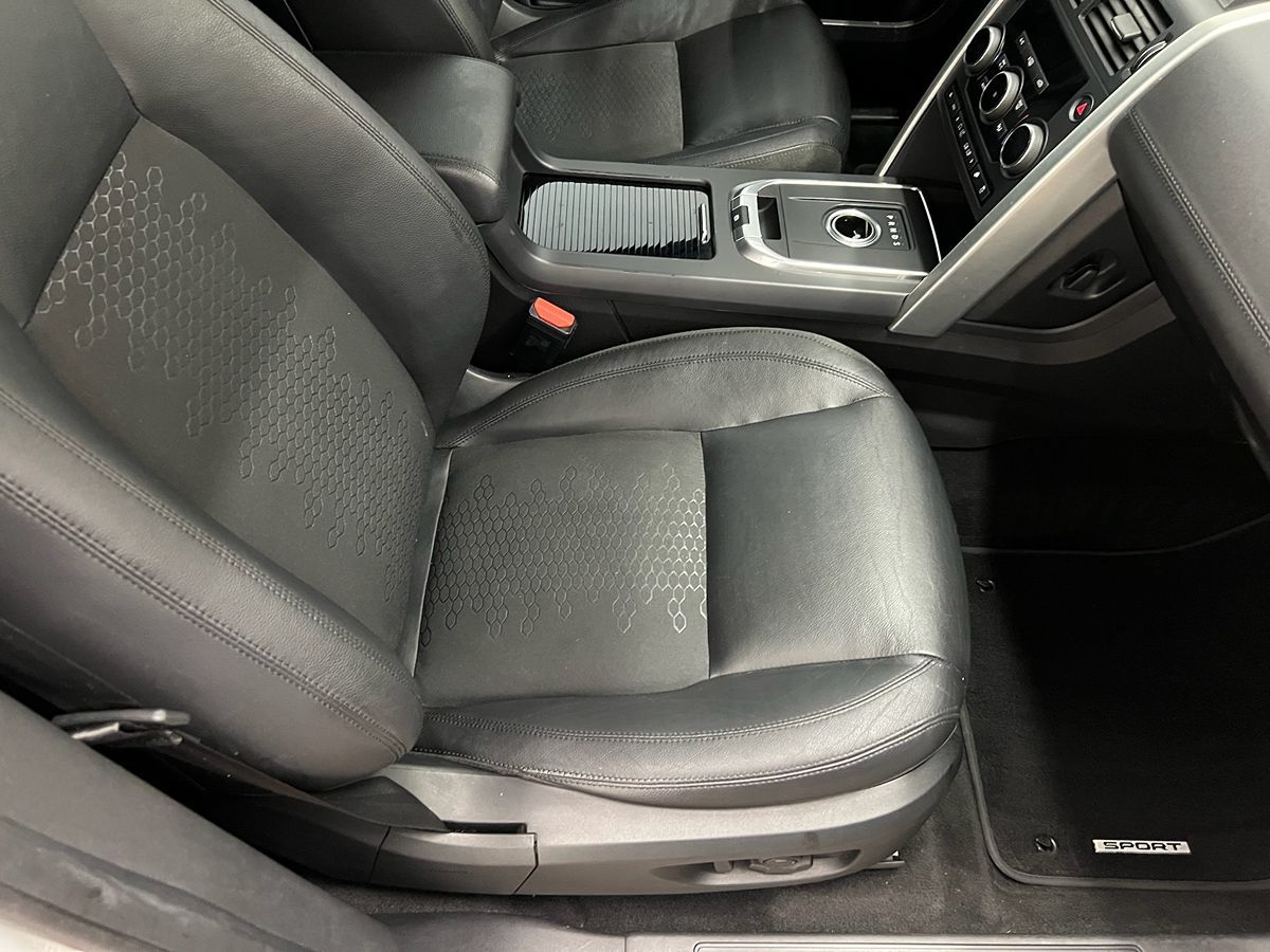 2016 Land Rover Discovery Sport SE photo 3
