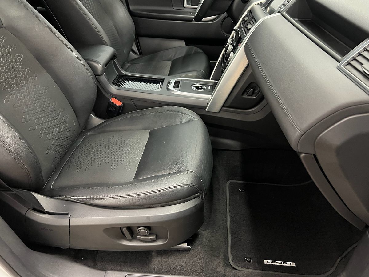 2016 Land Rover Discovery Sport SE photo 7