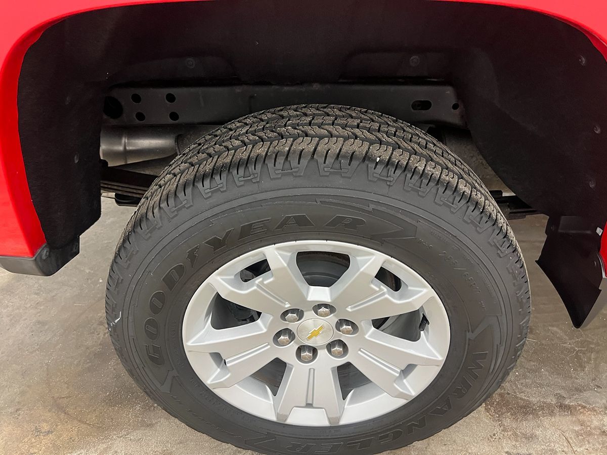 2019 Chevrolet Colorado LT photo 2
