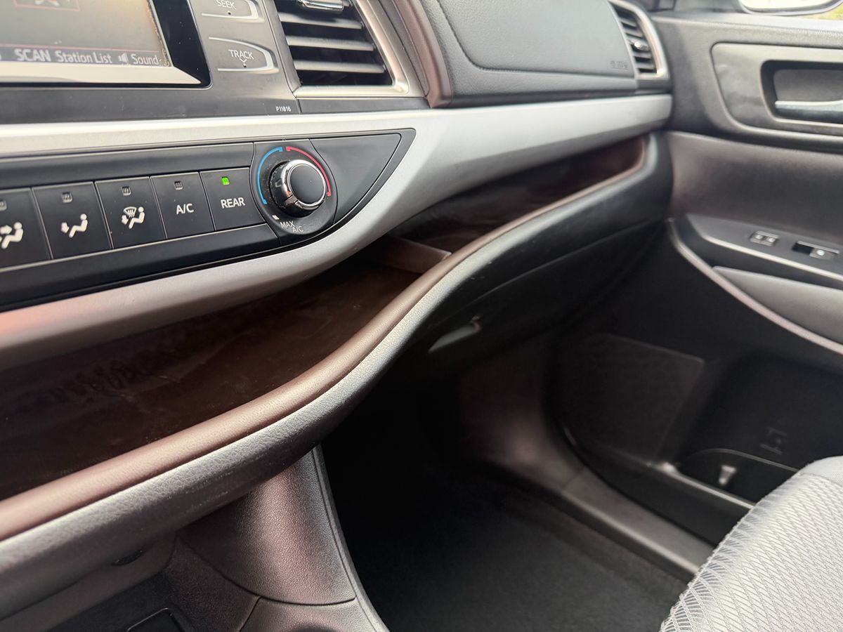 2019 Toyota Highlander LE SE photo 2
