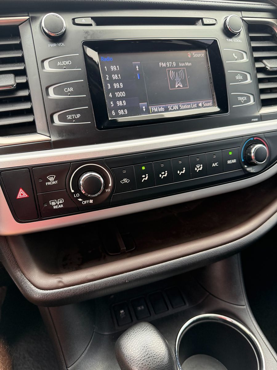2019 Toyota Highlander LE SE photo 3