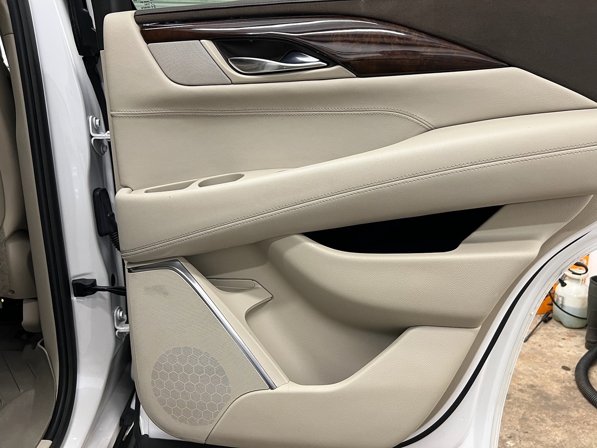 2016 Cadillac Escalade Luxury photo 2