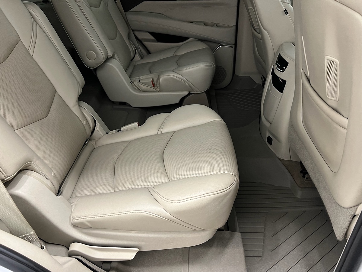 2016 Cadillac Escalade Luxury photo 3