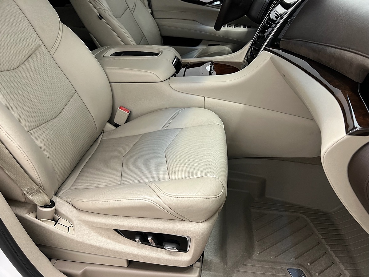 2016 Cadillac Escalade Luxury photo 4