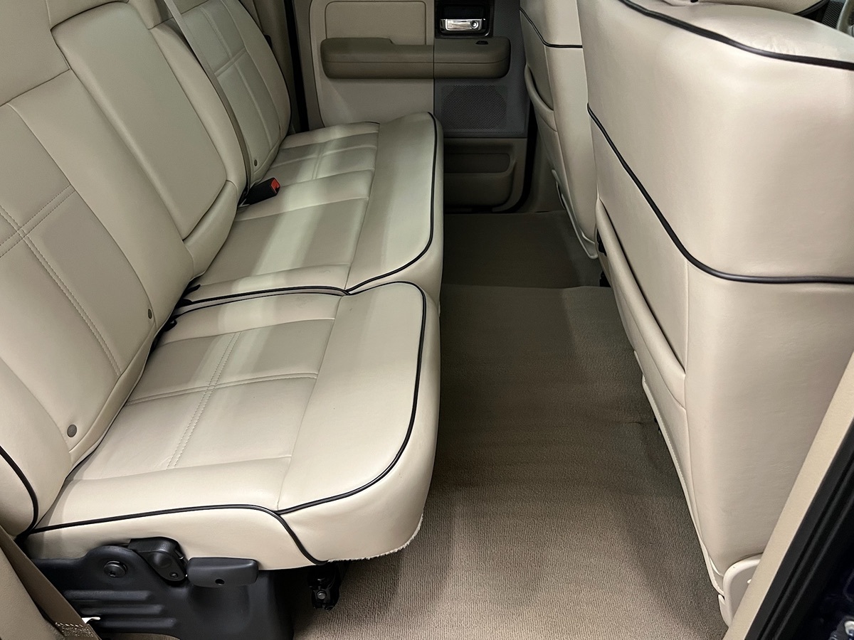 2007 Lincoln Mark LT photo 2