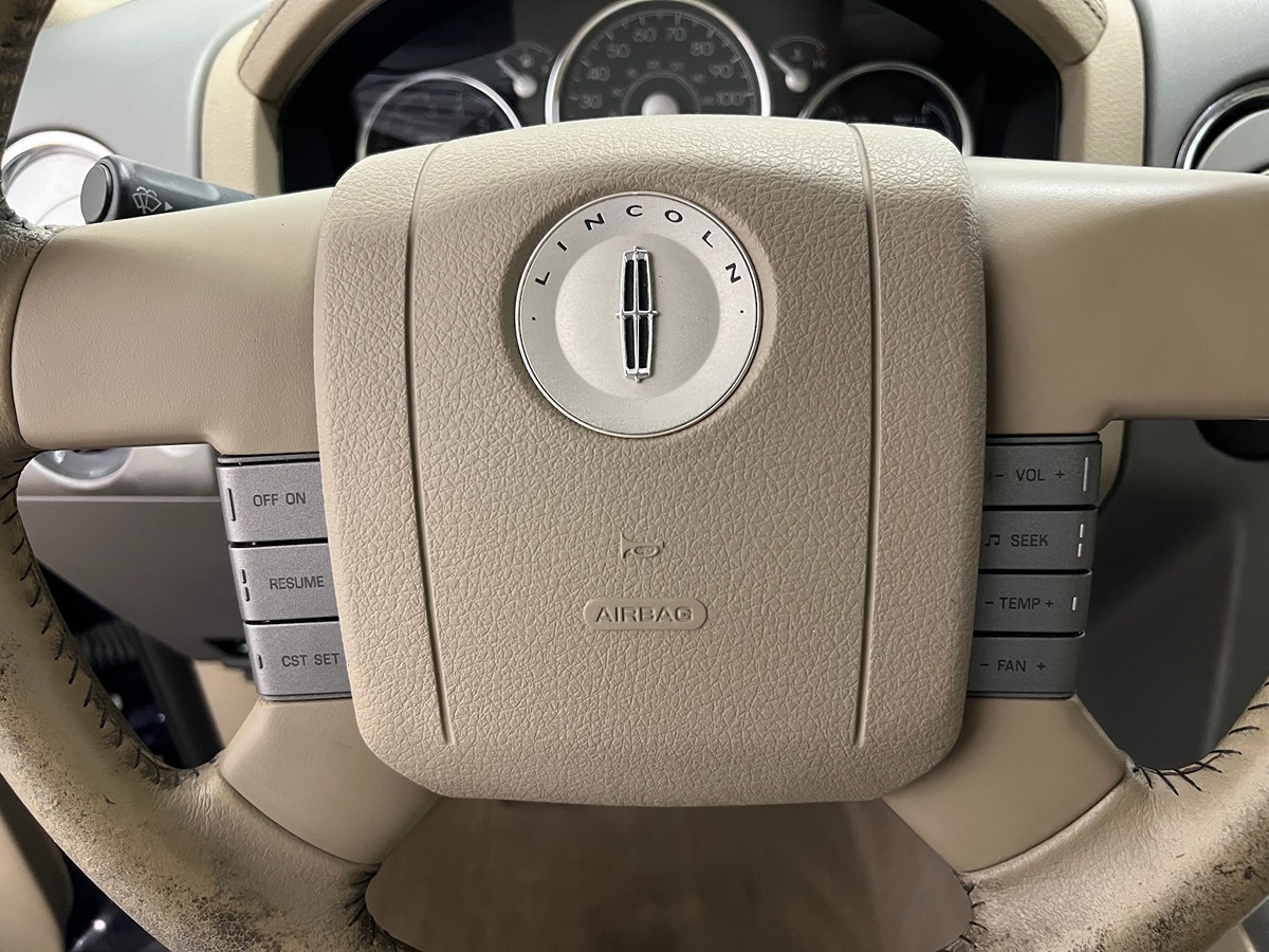 2007 Lincoln Mark LT photo 4