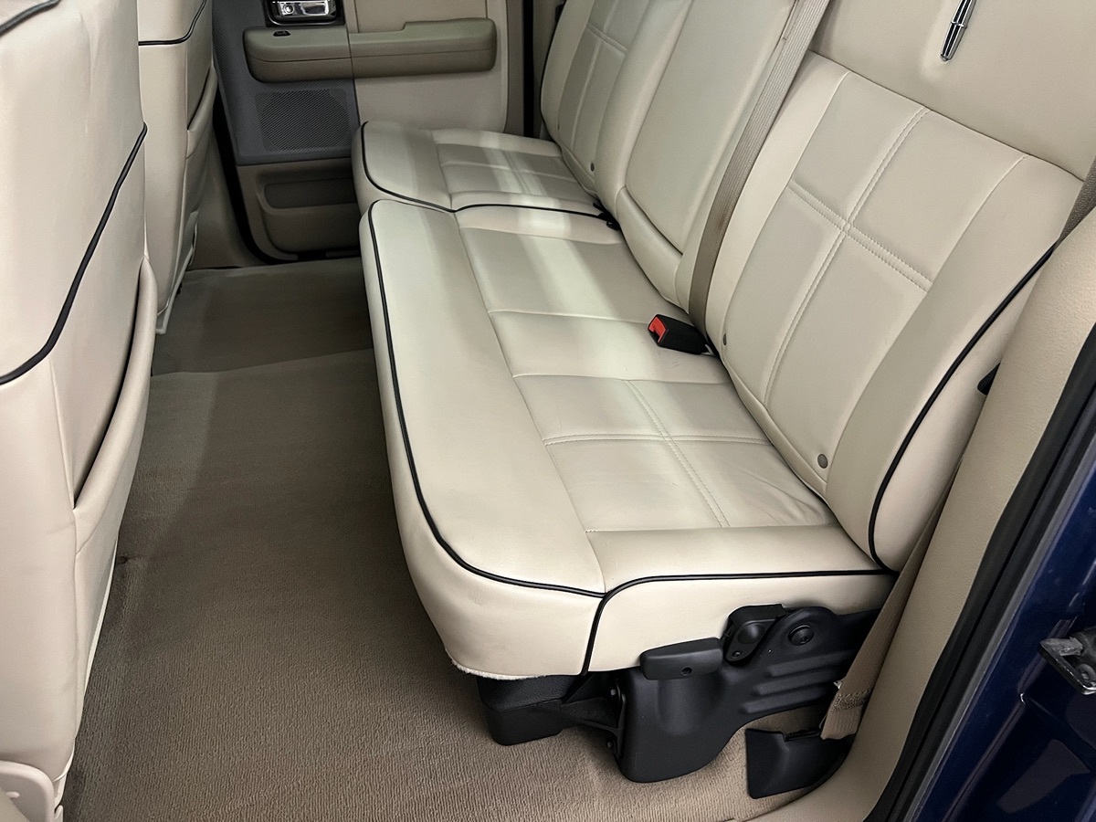 2007 Lincoln Mark LT photo 3