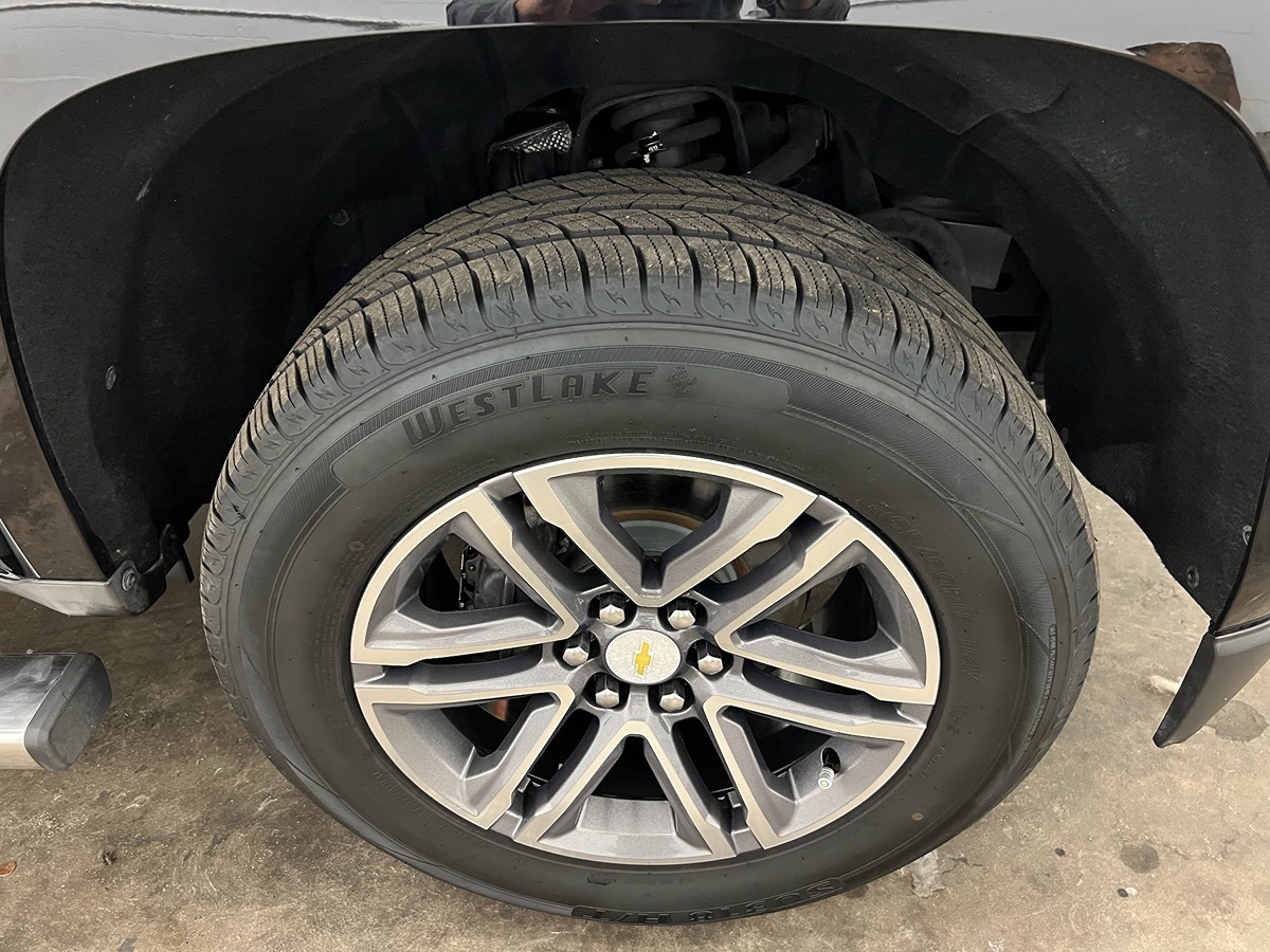 2019 Chevrolet Colorado LT photo 2