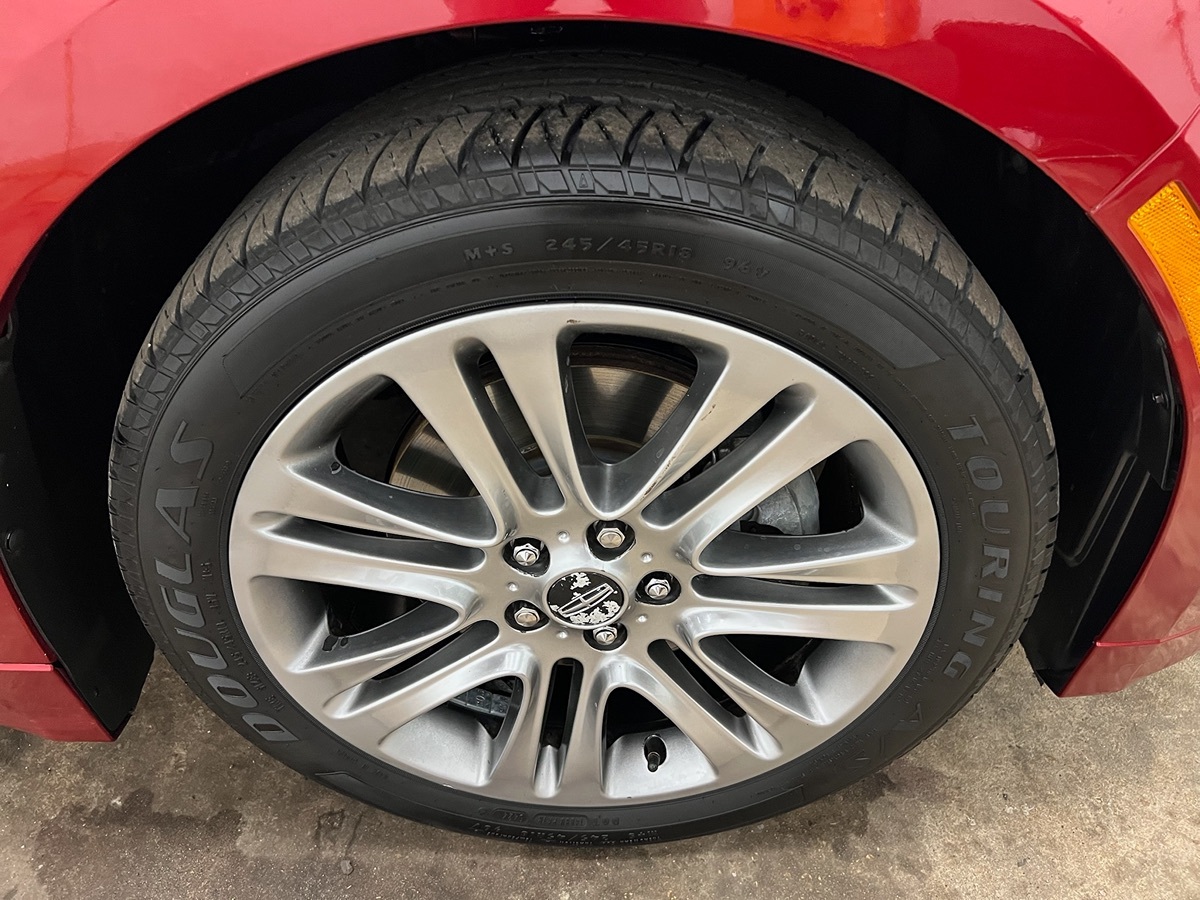 2013 Lincoln MKZ Base photo 2