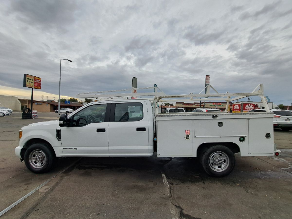 2017 Ford F-350 Super Duty Chassis Cab XL photo 3