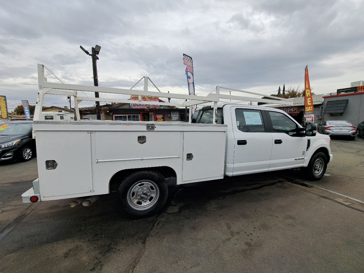 2017 Ford F-350 Super Duty Chassis Cab XL photo 18