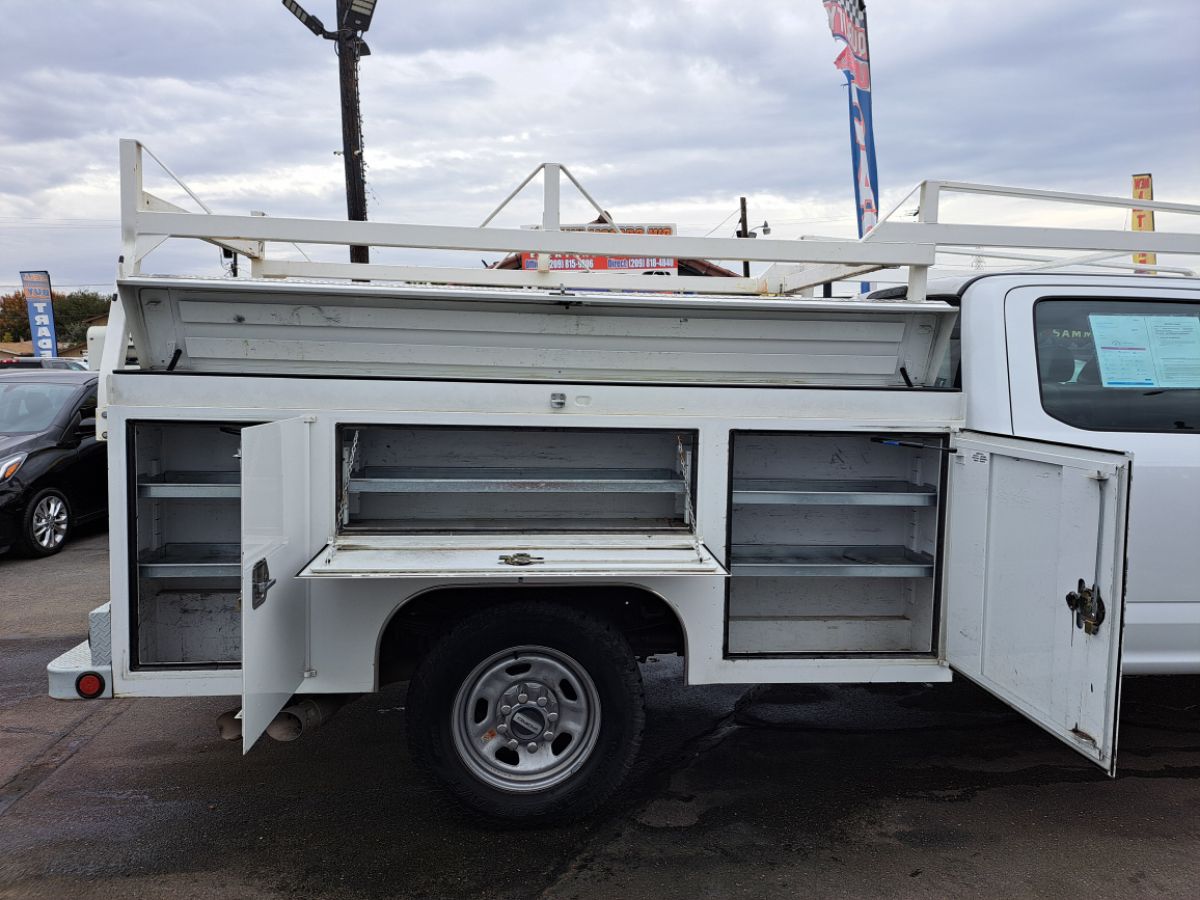 2017 Ford F-350 Super Duty Chassis Cab XL photo 27