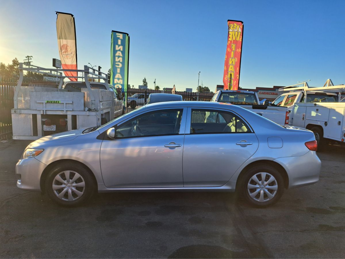 2009 Toyota Corolla LE photo 3