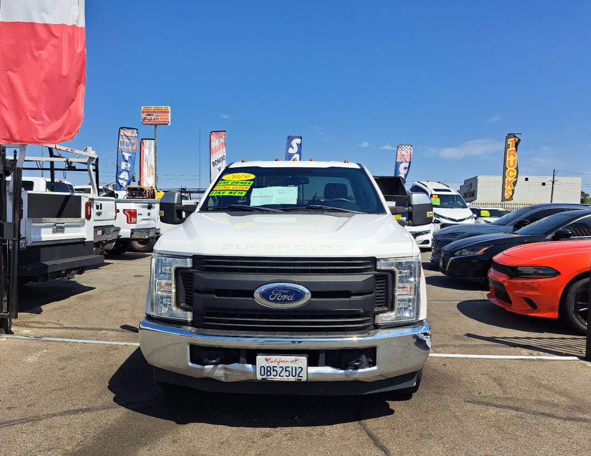 2019 Ford F-350 Super Duty Chassis Cab XL - Photo 2