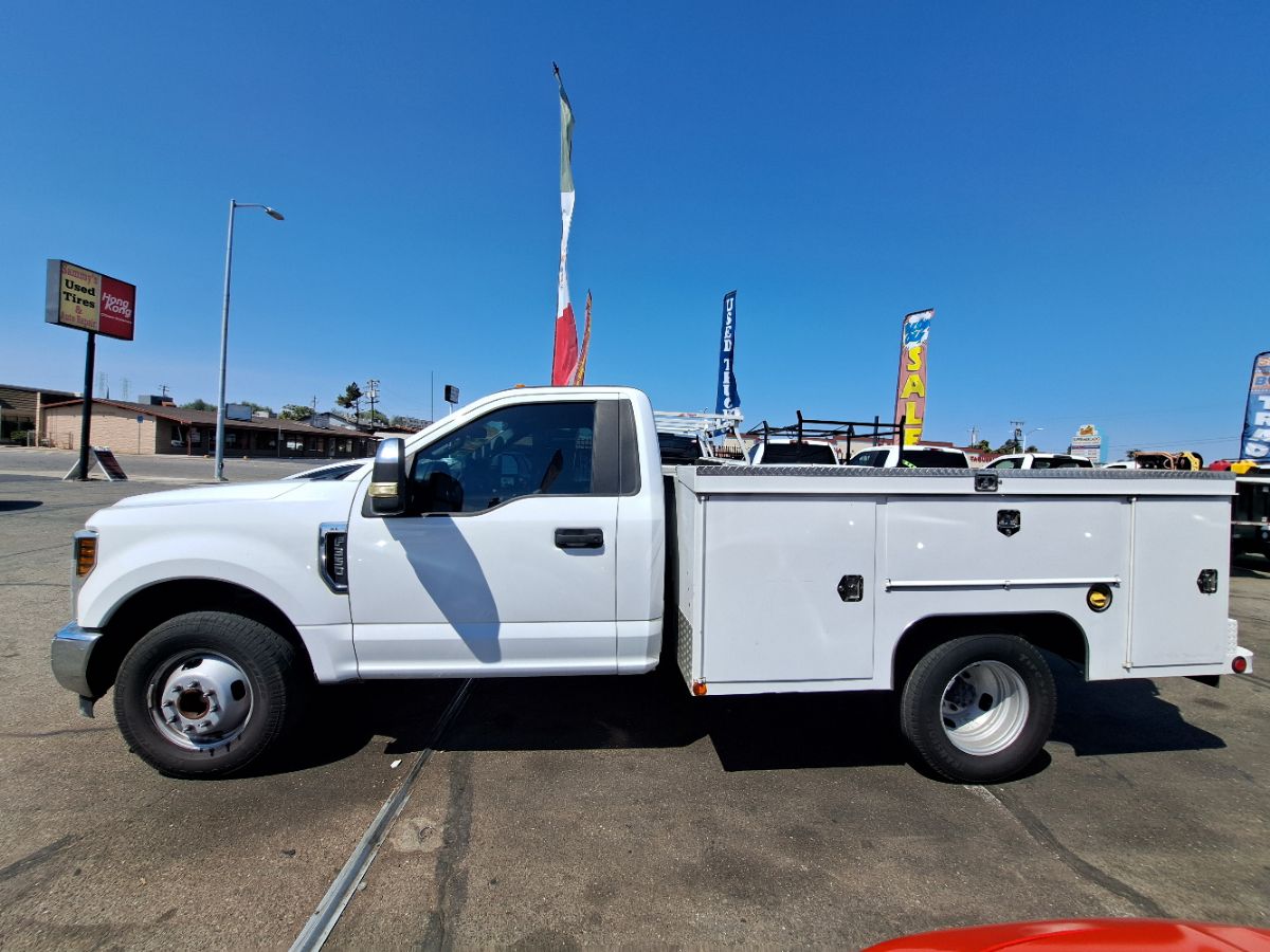 2019 Ford F-350 Super Duty Chassis Cab XL - Photo 3