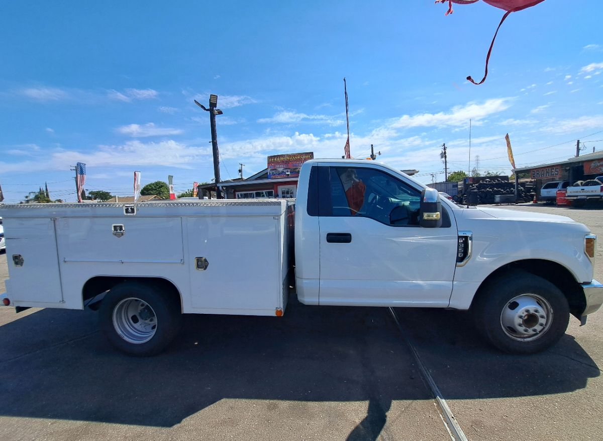 2019 Ford F-350 Super Duty Chassis Cab XL - Photo 12