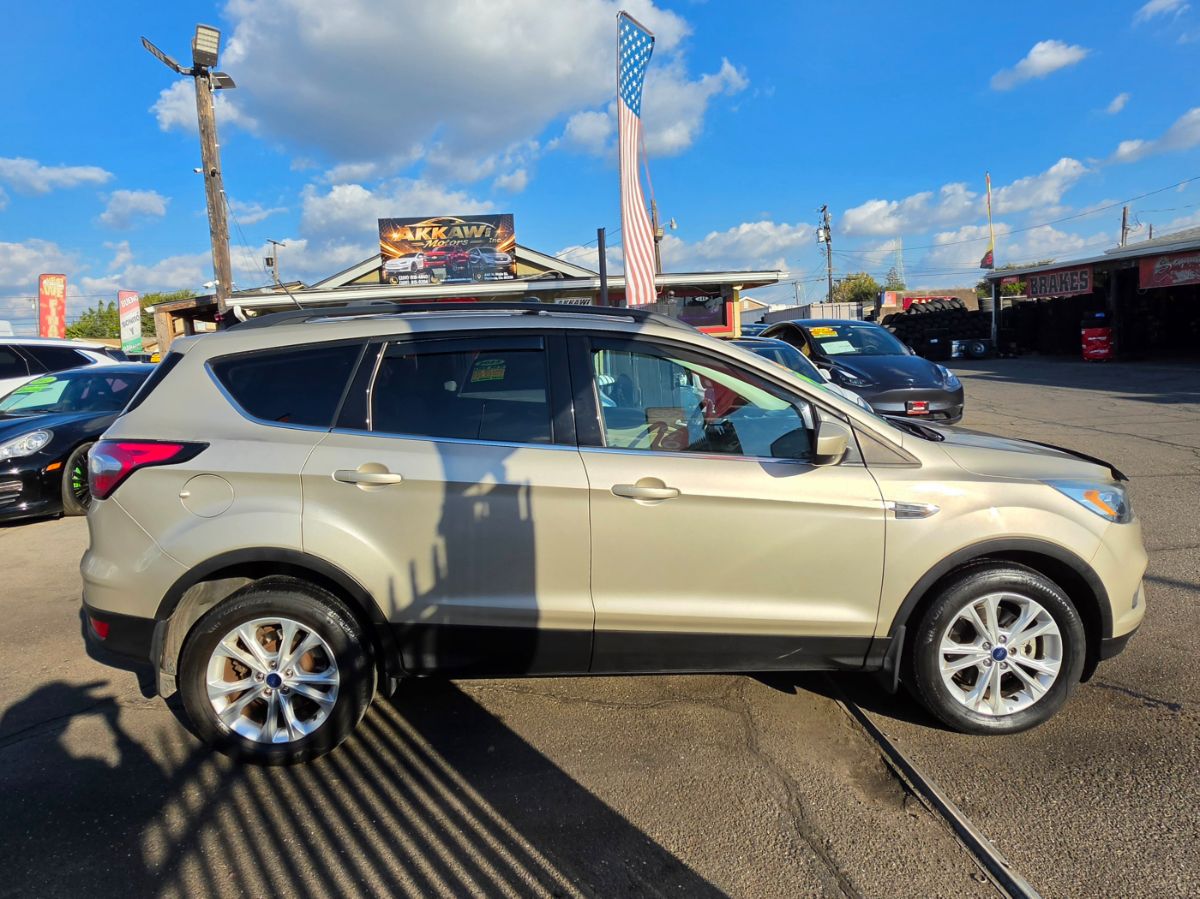 Photo 14 of this Ford Escape