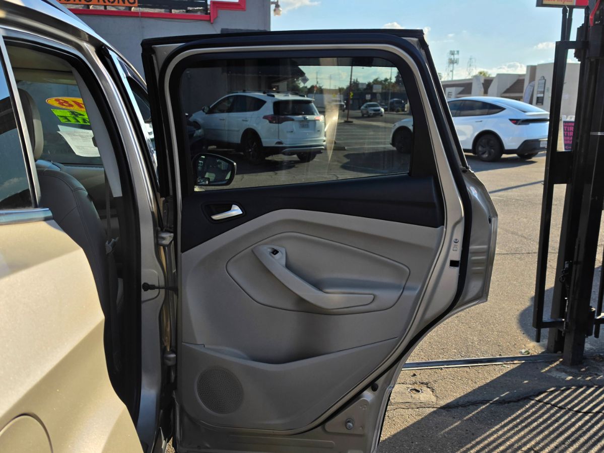 Photo 17 of this Ford Escape