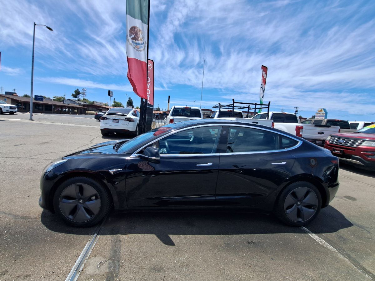 Tesla Model 3 photo 3